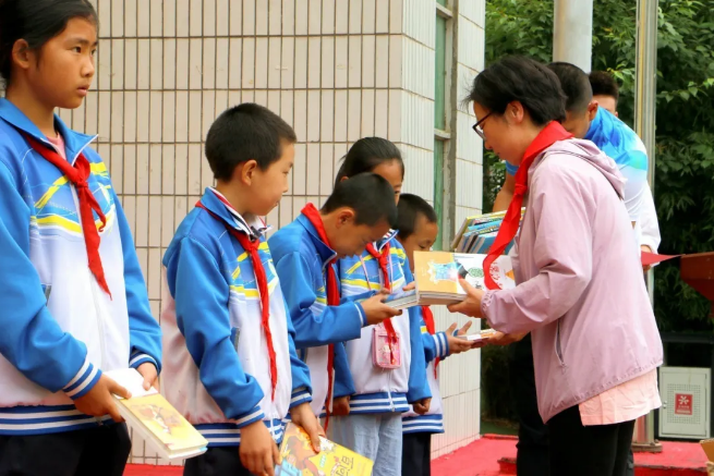 匠心打造精品，专心凝聚家人，定心回报社会，不朽情缘公益行，一直在路上